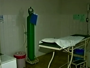 Hospital de distrito foi fechado por falta de dinheiro (Foto: Reprodução/ TV Gazeta)