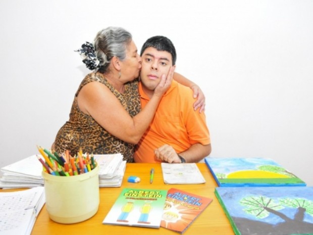 Sávio recebe o apoio e carinho da mãe (Foto: Guilherme Ferrari/ A Gazeta) Sávio recebe o apoio e carinho da mãe (Foto: Guilherme Ferrari/ A Gazeta)
