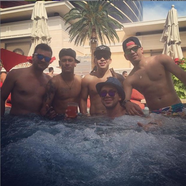 Neymar com amigos (Foto: Reprodução/Instagram)