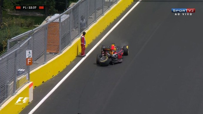 Daniel Ricciardo bate em Baku, no Azerbaijão (Foto: Divulgação)