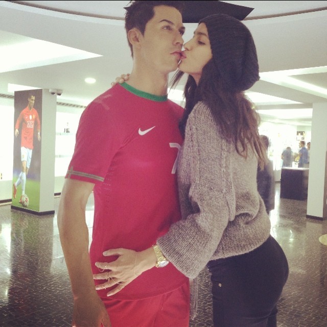 IRINA AO LADO DA VERSÃO EM CERA DO NOIVO, CRISTIANO RONALDO (Foto: reprodução/instagram) IRINA AO LADO DA VERSÃO EM CERA DO NOIVO, CRISTIANO RONALDO (Foto: reprodução/instagram)