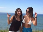 Danielle Favatto, filha de Romário, posa de biquíni e shortinho em praia