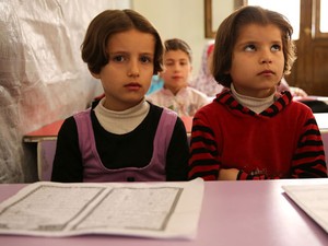 Crianças em sala de aula improvisada em Aleppo (Foto: Gabriel Chaim/G1)