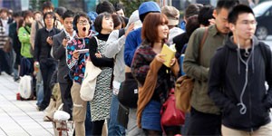No Japão, fãs passaram o dia na fila pelo iPhone 4S (Foto: Kim Kyung-Hoon/Reuters)
