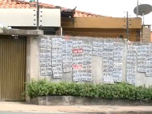 Na última chuva, ela recolheu 17 placas de carros que caíram no local (Foto: Reprodução/TV Clube)