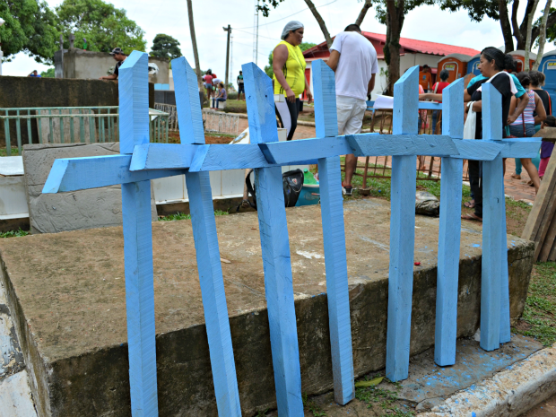 Vendedores comercializam cruzes no Dia dos Finados (Foto: Aline Nascimento/G1)