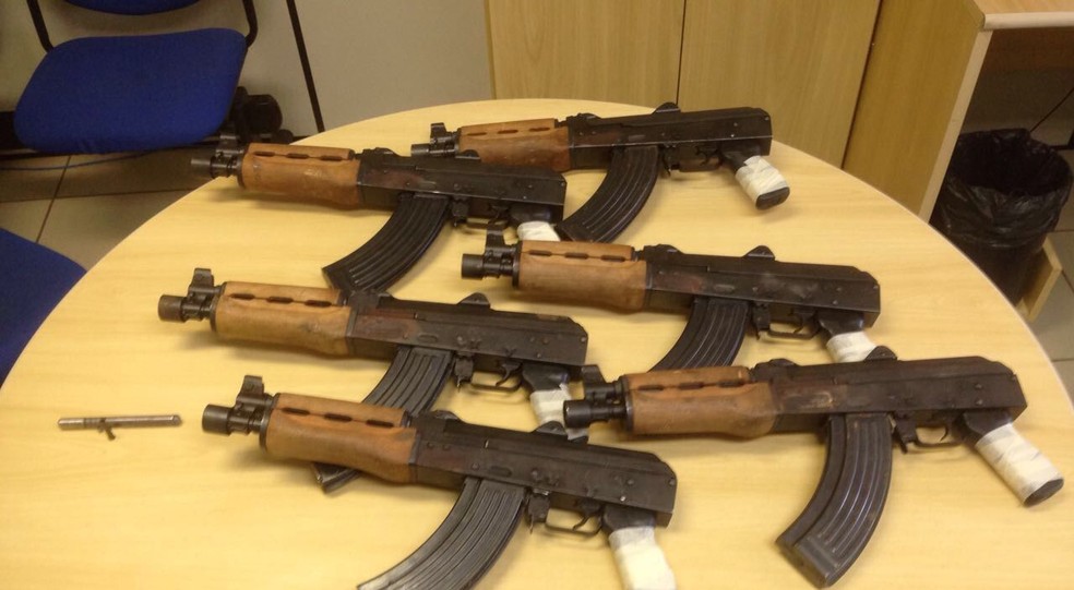 Arsenal apreendido na região de Bauru incluía armas de uso restrito e até alguns exemplares raros (Foto: Polícia Federal/Divulgação)