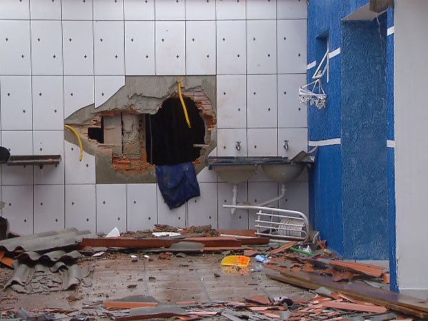 Buraco feito com explosivos para fuga dos suspeitos em Sumaré, SP (Foto: Reprodução / EPTV)