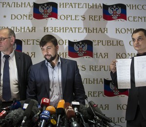Líderes separatistas de Donetsk anunciam o resultado do referendo popular sobre a separação da região em relação à Ucrânia (Foto: AP Photo / Alexander Zemlianichenko)