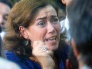 Marta implora que Zé pare de dançar e acaba evitando morte (Foto: TV Globo)