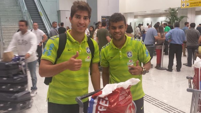 Lucas Silva e Alisson na chegada ao aeroporto de São Paulo (Foto: Rafael Araújo)