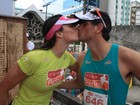 Após corrida, Daniella Cicarelli ganha beijo do marido