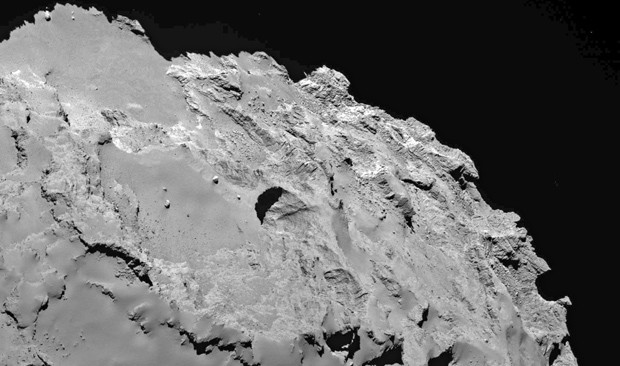 Imagem do cometa 67P/Churyumov-Gerasimenko feita por sonda Rosetta mostra buracos na superfície  (Foto: Vincent et al., Nature Publishing Group, ESA via AP)