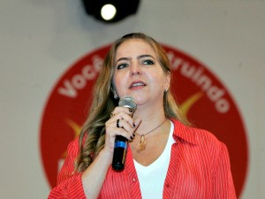 Estou à disposição dele faz é tempo", afirmou Luizianne Lins nesta quarta-feira (23), durante inauguração de obras em uma escola. (Foto: Tuno Vieira/Agência Diário)