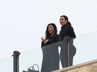 Kim Kardashian passeia com as irmãs e usa calça justa realçando o bumbum