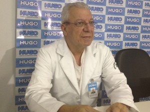 Antônio Guise Marques, diretor do Hugo, fala sobre as ambulâncias do Samu paradas por causa de macas (Foto: Sílvio Túlio / G1)