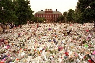 Homenagem na porta do palácio onde a princesa Diana morava (Foto: Getty Images)