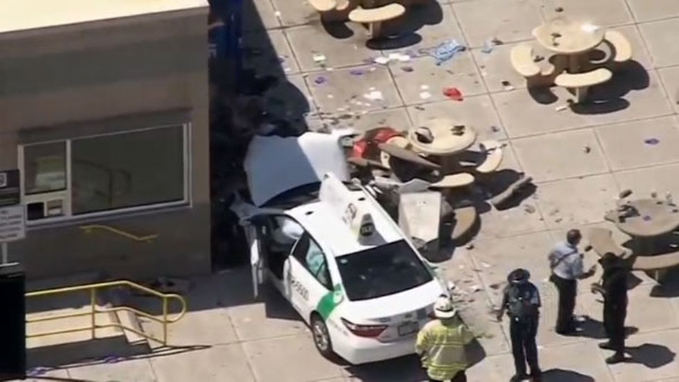 Imagem mostra taxi que atropelou pedestres perto de ponto de taxi no aeroporto de Boston, nos Estados Unidos (Foto: Reuters)
