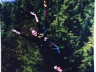 Bárbara Evans pula de bungee jumping na Nova Zelândia 