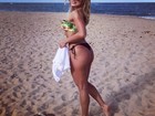 De biquininho, ex-BBB Renatinha mostra corpão em dia de praia