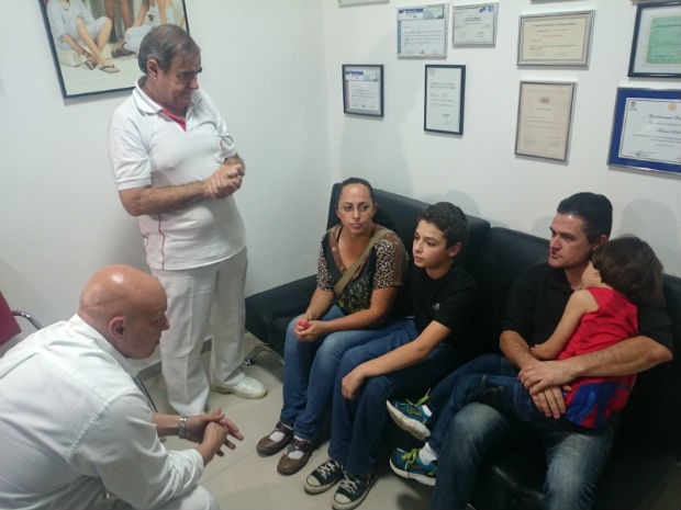 Menino foi com a família provar prótese em Sorocaba (Foto: Ana Carolina Levorato/G1) Menino foi com a família provar prótese em Sorocaba (Foto: Ana Carolina Levorato/G1)