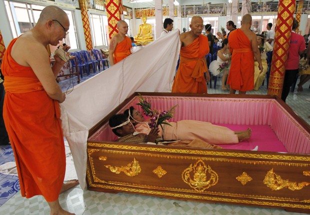 Sete casais tailandeses participaram da tradição curiosa em templo budista (Foto: Chaiwat Subprasom/Reuters)