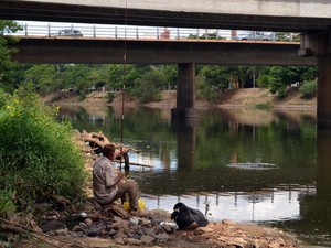 Homem aproveitava tarde em Piracicaba para pescaria às margens do rio (Foto: Fernanda Zanetti/G1)