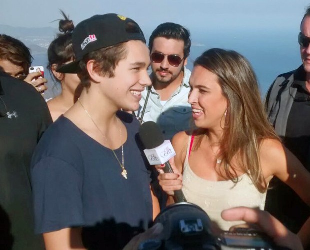 O rapaz fez sucesso com as fãs no Rio (Foto: Mais Você/TV Globo) O rapaz fez sucesso com as fãs no Rio (Foto: Mais Você/TV Globo)