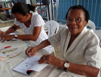 A aposentada Severina Paiva de Santana, a Dona Sevi, é homenageada na Festa do Morro pelos serviços prestados à comunidade. (Foto: Katherine Coutinho / G1) A aposentada Severina Paiva de Santana, a Dona Sevi, é homenageada na Festa do Morro pelos serviços prestados à comunidade. (Foto: Katherine Coutinho / G1)