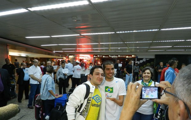 Daniel Dias aeroporto Cumbica (Foto: Renato Celestrino/ Globoesporte.com)