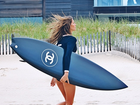 Gisele Bündchen 'encarna' surfista em bastidores de campanha