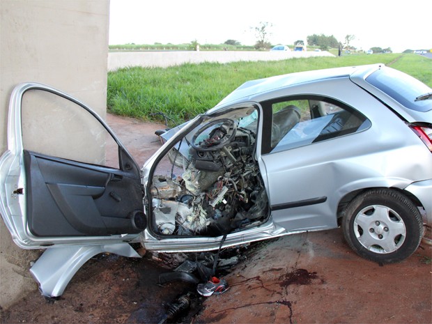 Segundo informações da Polícia Civil, o médico ficou preso nas ferragens e foi socorrido pelo Corpo de Bombeiros com fratura nos braços, pernas e escoriações pelo corpo. Ele chegou a ser levado para a Santa Casa de Ribeirão Preto (SP), mas não resistiu aos ferimentos e morreu durante o atendimento. O trecho não precisou ser interditado. (Foto: Sérgio Masson/Jornal A Cidade) Segundo informações da Polícia Civil, o médico ficou preso nas ferragens e foi socorrido pelo Corpo de Bombeiros com fratura nos braços, pernas e escoriações pelo corpo. Ele chegou a ser levado para a Santa Casa de Ribeirão Preto (SP), mas não resistiu aos ferimentos e morreu durante o atendimento. O trecho não precisou ser interditado. (Foto: Sérgio Masson/Jornal A Cidade)