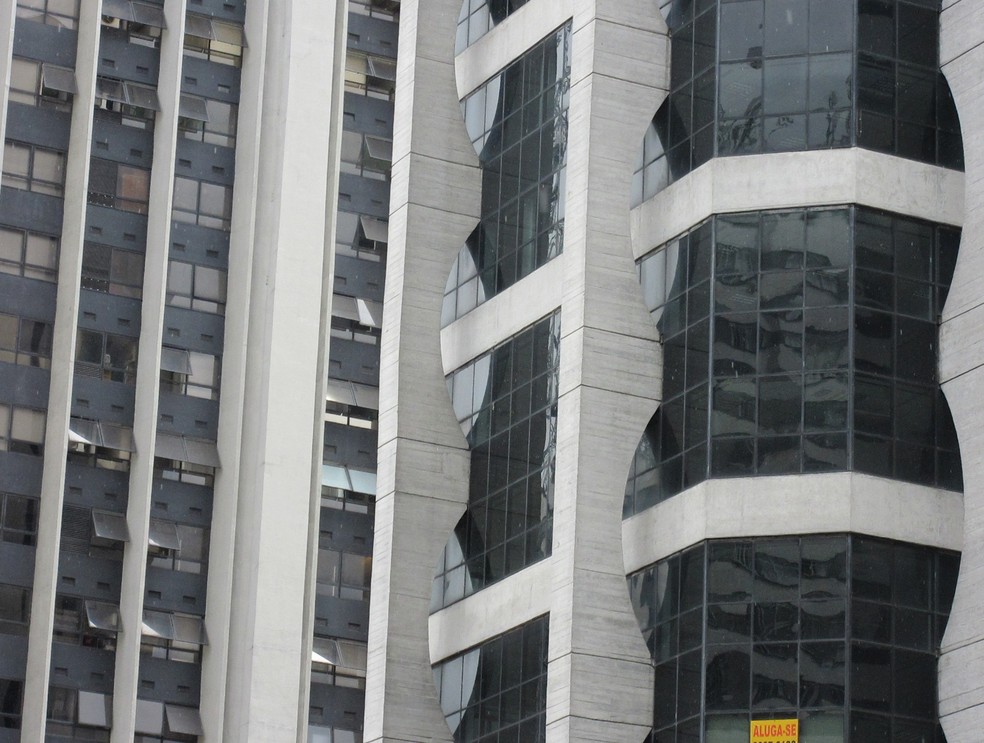 Placa 'Aluga-se' é vista em prédio da Avenida Paulista (Foto: Darlan Alvarenga/G1)