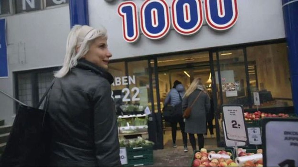  Redes de supermercado, como o REMA 1000, aderiram à campanha contra o desperdício  (Foto: BBC)