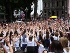Grupo participa de flash mob em Florianópolis no Dia Mundial da Paz