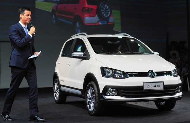 Presidente da Volkswagen, Thomas Schmall, apresenta o Crossfox no salão (Foto: Alan Morici/G1)