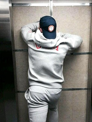 Johnny Quinn bobsled preso elevador Sochi (Foto: Reprodução / Twitter)