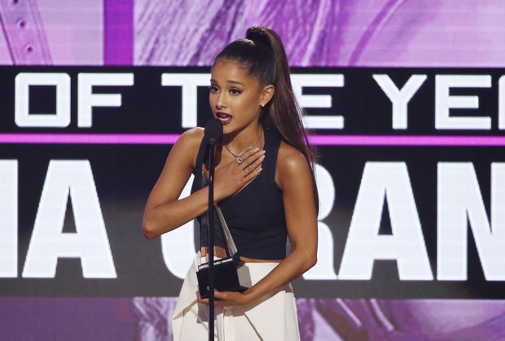 Ariana Grande recebe o prêmio de artista do ano no American Music Awards 2016 (Foto: Mario Anzuoni/Reuters)