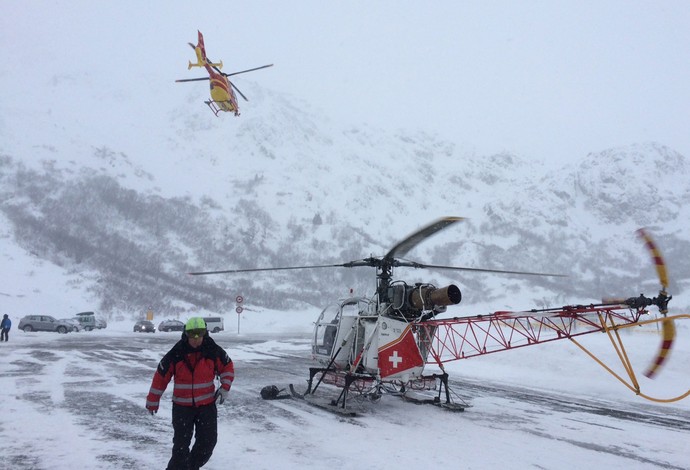 helicóptero resgate a alpinistas que morreram nos alpes suíços (Foto: AFP)