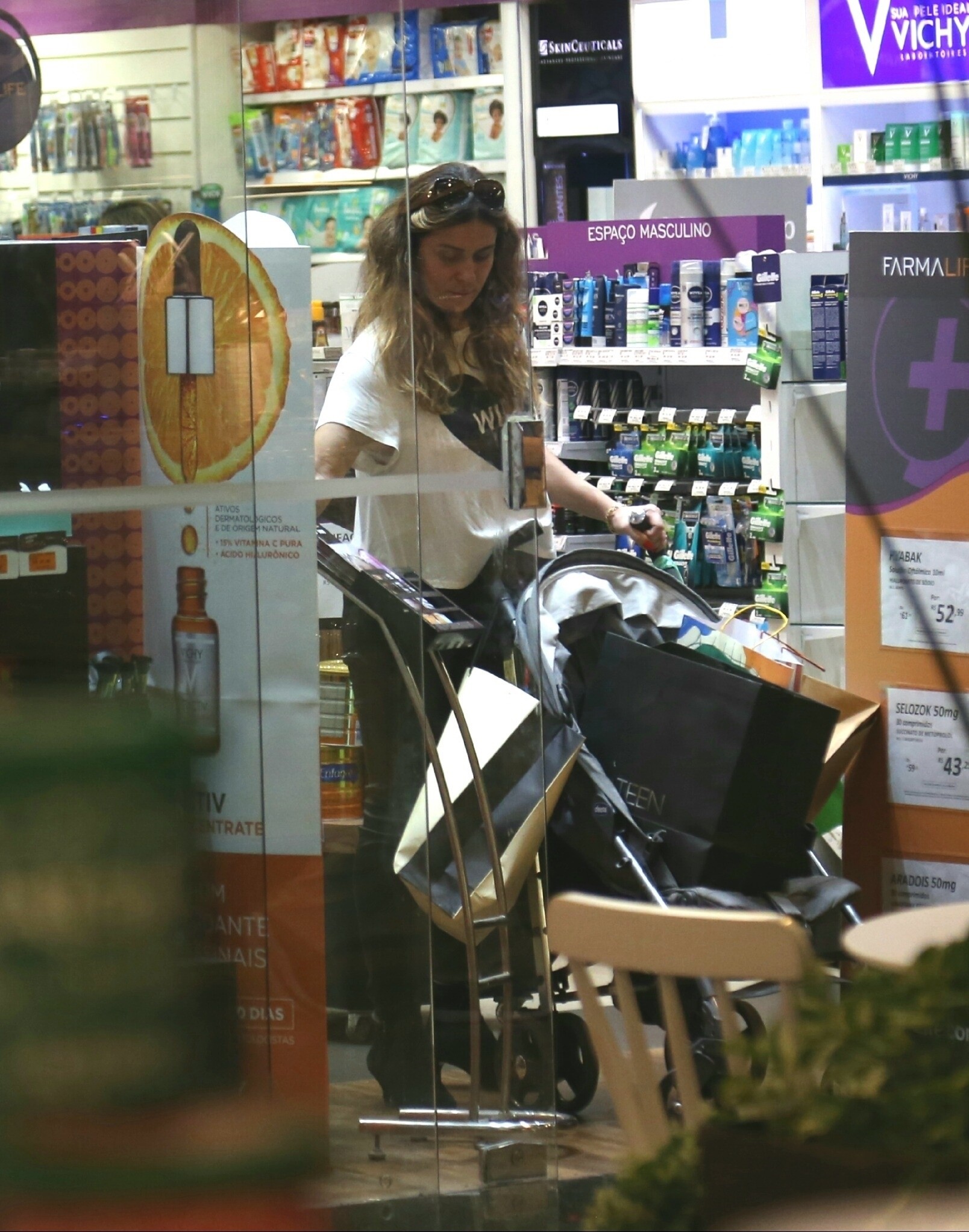 Giovanna Antonelli carrega sacolas de compras em um carrinho de bebê (Foto: Jose Humberto / AgNews) Giovanna Antonelli carrega sacolas de compras em um carrinho de bebê (Foto: Jose Humberto / AgNews)