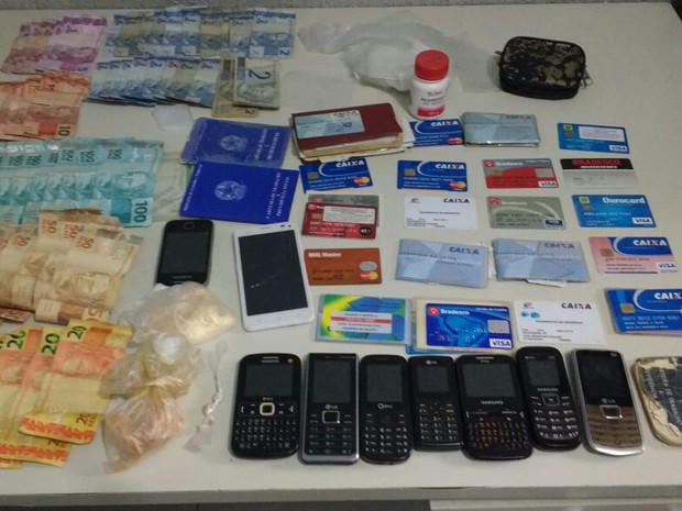 Foram apreendidas pedras de crack,cartões bancários, aparelhos celulares e R$ 1.500 em espécie (Foto: Divulgação/ Policia Civil)