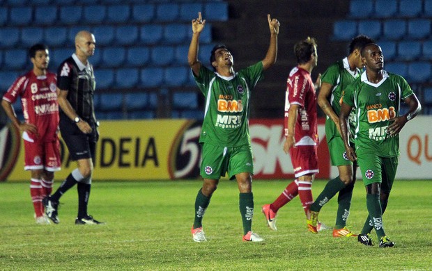 Brasilia comemora gol do Ipatinga contra o América-MG (Foto: Futura Press)