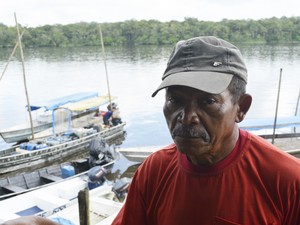 Catraieiro José Carlos, 58 anos, trabalha transportando passageiros pelo Rio Oiapoque há 12 anos (Foto: Abinoan Santiago/G1)