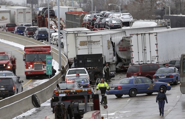 Carros envolvidos em engavetamento nesta quinta-feira (31) na rodovia Interestadual 75, em Detroit, no estado americano de Michigan (Foto: AP)