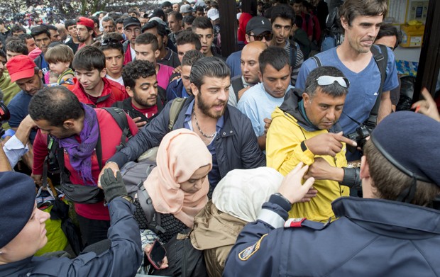 Refugiados tentam embarcar na estação de trem de Nickelsdorf, na Áustria, em direção a Viena (Foto: Joe Klamar / AFP)
