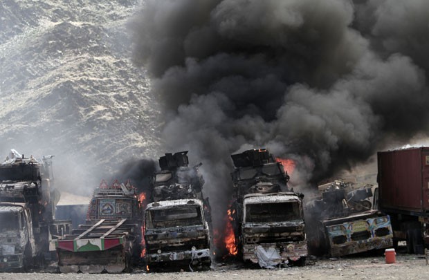 Fumaça sobe de um caminhão de abastecimento da Otan após um ataque de militantes na área de Torkham perto da fronteira com o Paquistão (Foto: Rahmat Gul/ AP)