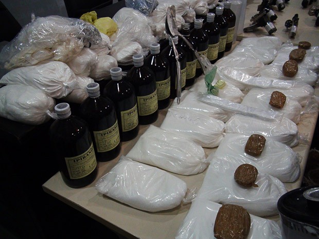 Drogas e material para refino foram aprrendidos na operação (Foto: Gabriel Gonçalves/G1)
