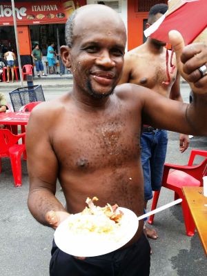 Homem agradece por almoço de Natal em Santos (Foto: Tiago Martins / Arquivo Pessoal)