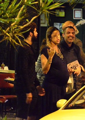 Luana Piovani e Pedro Scooby em restaurante na Zona Sul do Rio (Foto: Henrique Oliveira / Ag. News)