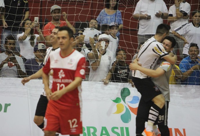 Corinthians vence Sorocaba, de Falcão, e vai à final da Liga Paulista